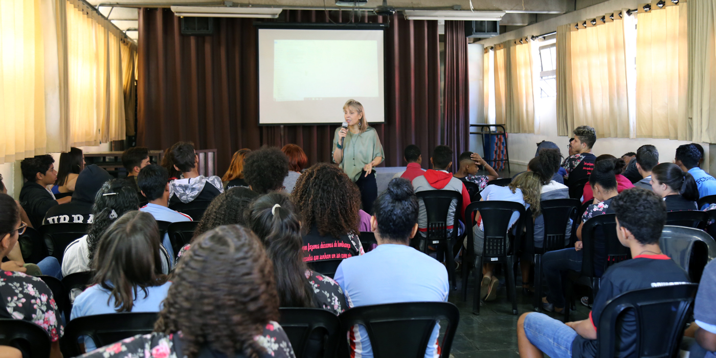 A assessora Naila conversou com os alunos do nono ano (Foto: Thiago Rios Gomes)